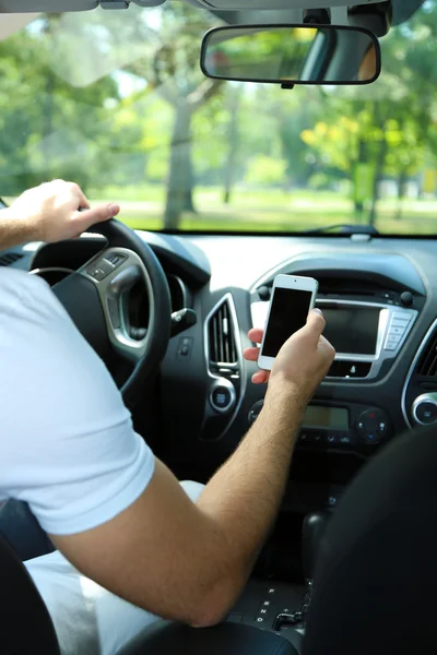 Rijden de auto en pad vinden naar navigator — Stockfoto