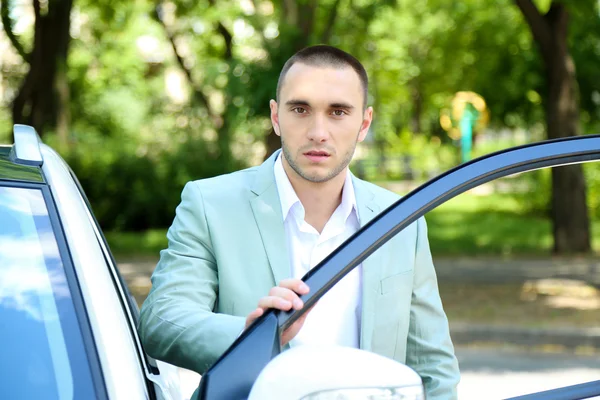 Man in de buurt van auto — Stockfoto