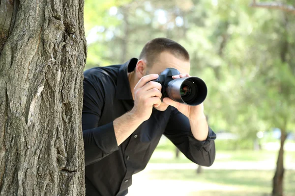 Man fotograferar i street — Stockfoto