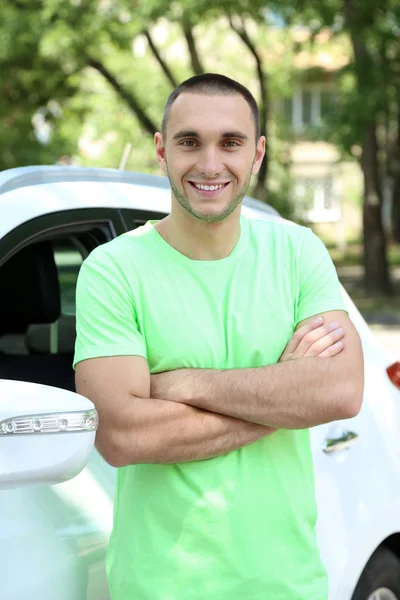 Man nära bilen — Stockfoto