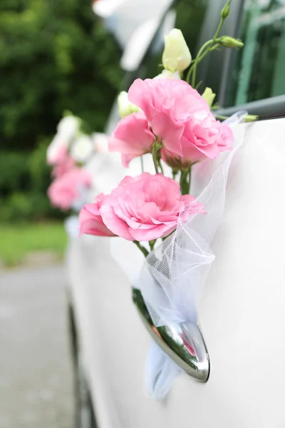 Bröllopsbil dekorerad med blommor — Stockfoto