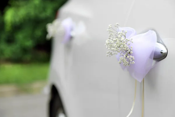 Bruiloft auto versierd met bloemen — Stockfoto