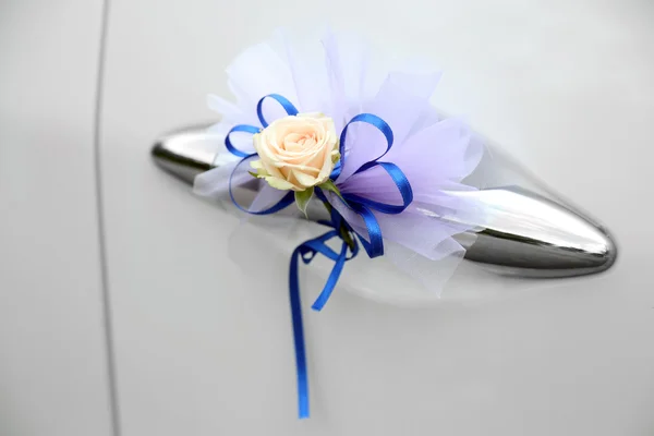 Auto da sposa decorata con fiori — Foto Stock