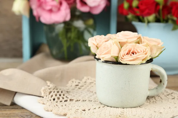 Hermosas flores en jarrones sobre fondo de madera — Foto de Stock