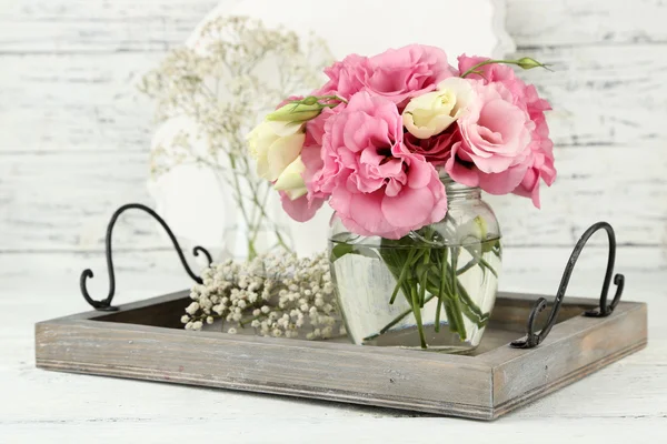 Buquê de flores de eustoma em vaso no fundo de madeira — Fotografia de Stock