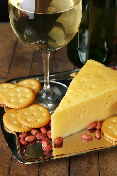 Вино, сир і крекери — стокове фото