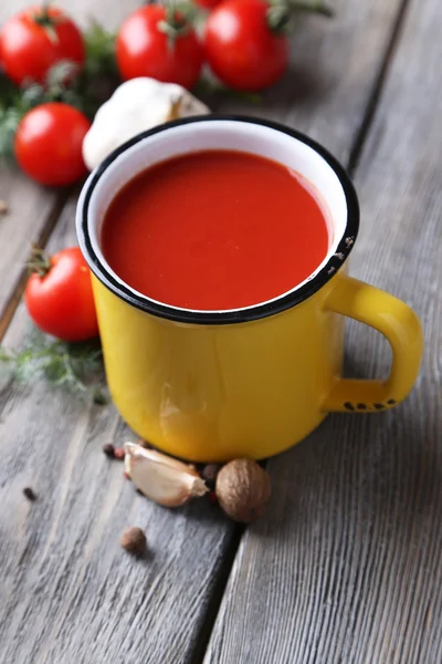 Sumo de tomate caseiro na caneca a cores — Fotografia de Stock