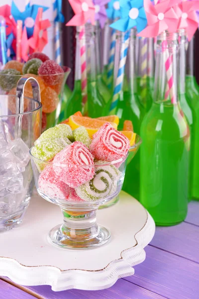 Бутылки с напитками и сладостями — стоковое фото