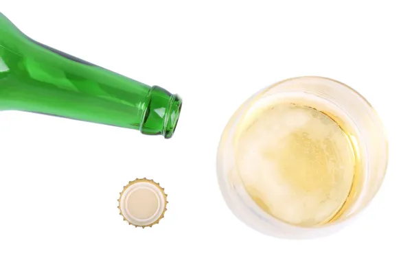 Bottiglia e bicchiere con bevanda fredda — Foto Stock