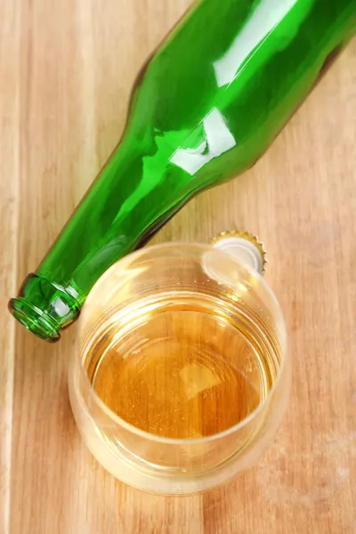 Bottiglia e bicchiere con bevanda fredda — Foto Stock