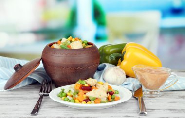 parlak zemin üzerine tencerede tavuk göğsü ile karışık sebze pişmiş