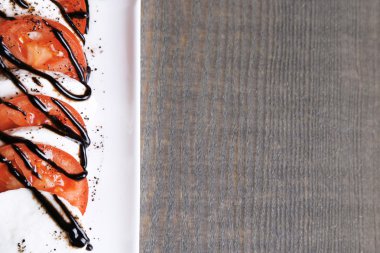 Caprese salatası mozarella peyniri ile