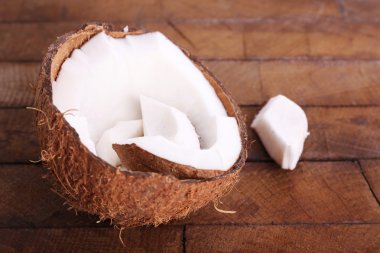 Tablo üzerinde kırık Hindistan cevizi