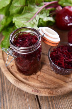 Kavanoz içinde rendelenmiş beetroots