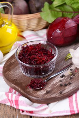 Kabın içinde rendelenmiş beetroots