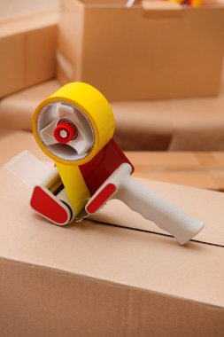 dispenser ile ambalaj koli