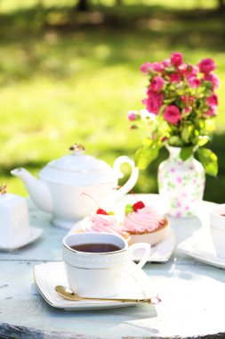 Tabloda çay bardaklarından ve lezzetli kek