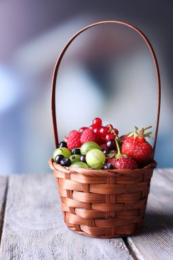 hasır sepet içinde orman meyveleri