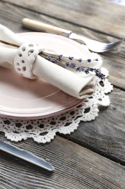 ahşap masa arka plan üzerinde lavanta çiçekleri ile yemek masası ayarı