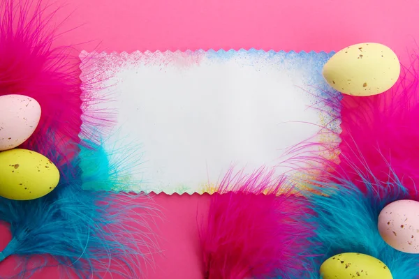 Mooie lege Paaskaart en eieren op roze achtergrond — Stockfoto