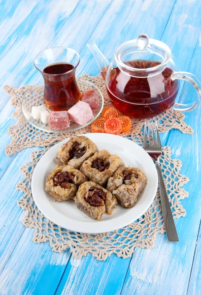 Tabakta tatlı baklava, masada çay. — Stok fotoğraf