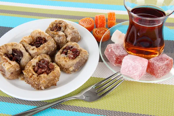 Baklava dulce en el plato con té en la mesa — Foto de Stock