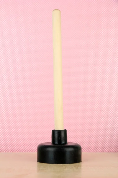 Émbolo de inodoro sobre fondo rosa — Foto de Stock