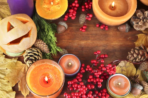 Composición para Halloween con el primer plano de la mesa de madera —  Fotos de Stock