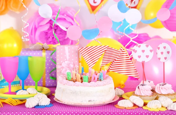 Ünnepi asztal beállítása születésnapi ünnepi dekorációk — Stock Fotó