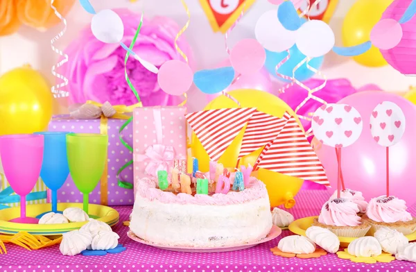 Fiestas de mesa para el cumpleaños en decoraciones de celebración — Foto de Stock