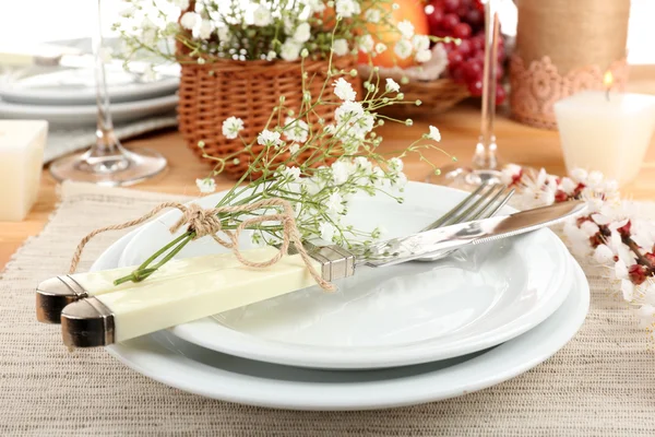 꽃으로 테이블 설정 — 스톡 사진