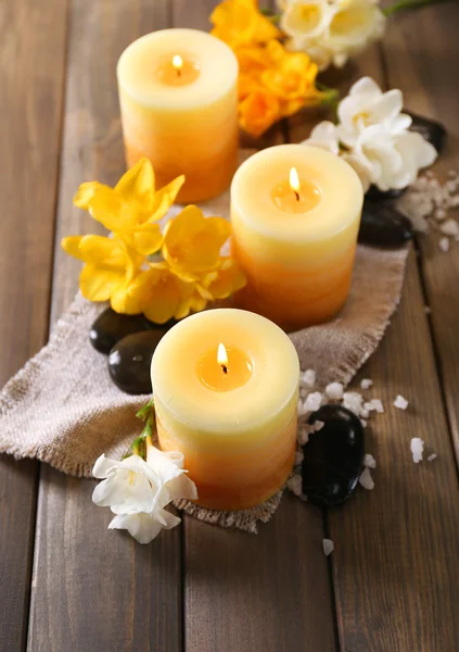 Όμορφα κεριά με λουλούδια — Φωτογραφία Αρχείου