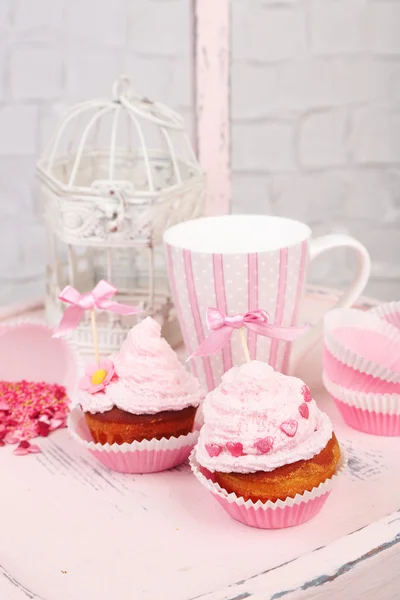 Leckere Tasse Kuchen mit Sahne — Stockfoto