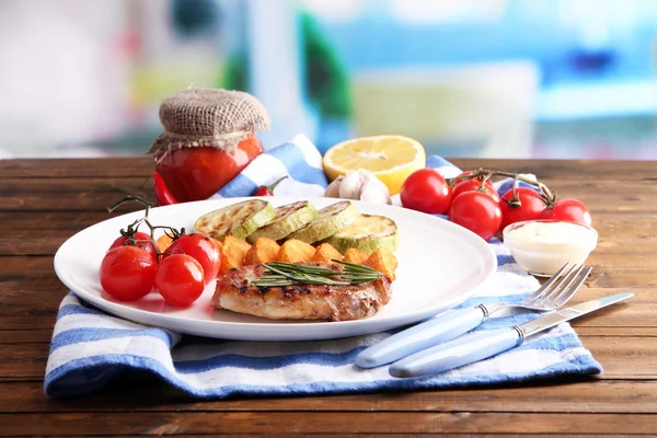 Gegrilltes Steak und gegrilltes Gemüse — Stockfoto