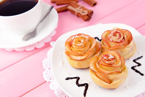 Tasty puff pastry with apple shaped roses — Stock Photo, Image