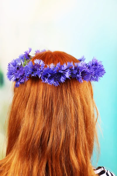 女性の頭に新鮮なヤグルマギクの花輪を捧げる — ストック写真