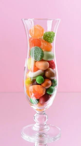 Verschiedene bunte Fruchtbonbons im Glas — Stockfoto