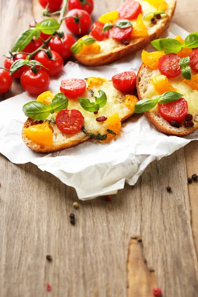 Smakelijke bruschetta met tomaten — Stockfoto