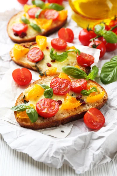 Smakelijke bruschetta met tomaten — Stockfoto