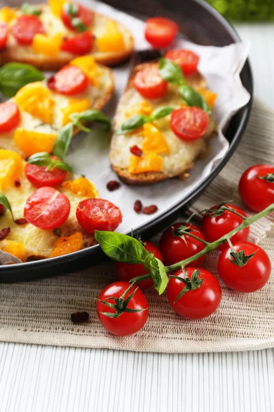 Smakfull bruschetta med tomater – stockfoto