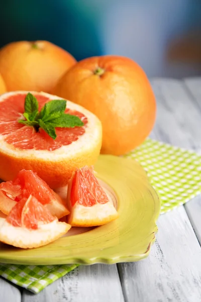 Mogen grapefrukt på tallrik — Stockfoto