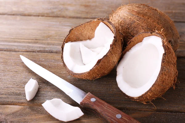 Trasiga kokos med kniv — Stockfoto