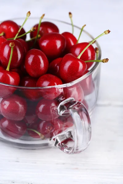 Sweet cherries in glass mug — Stock Photo, Image