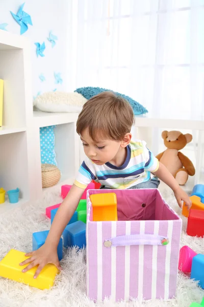 Schattige kleine jongen spelen in kamer — Stockfoto