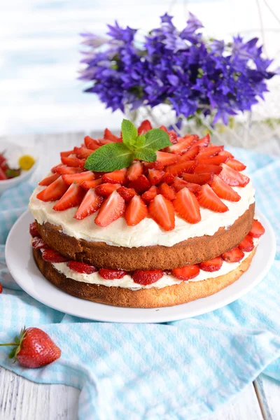 Delicious biscuit cake with strawberries — Stock Photo, Image