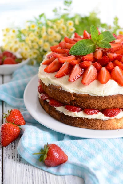 Νόστιμο μπισκότο τούρτα με φράουλες — Φωτογραφία Αρχείου