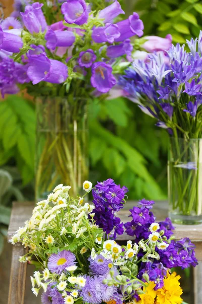 Decoración de jardín con flores silvestres —  Fotos de Stock