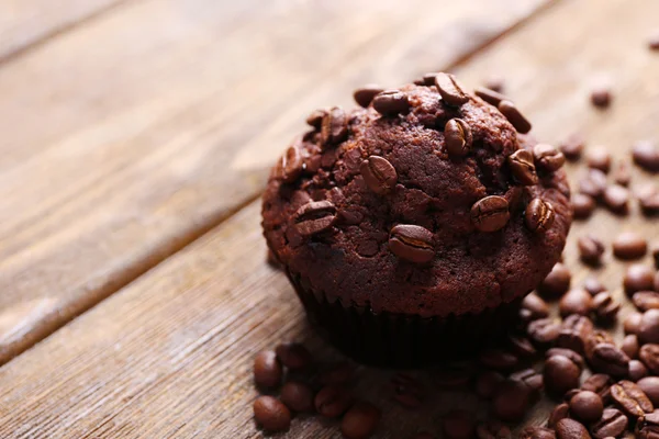 Schokoladenmuffin und Kaffeekörner — Stockfoto