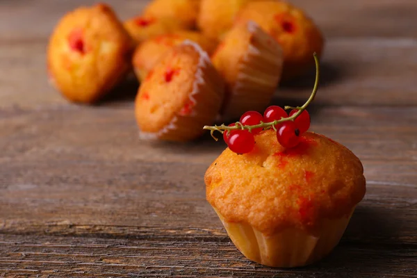 Mumsiga muffins med röda vinbär — Stockfoto