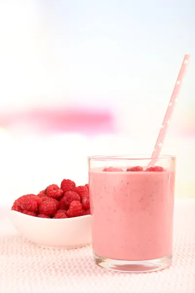 Delicioso batido na mesa — Fotografia de Stock